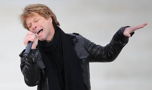 Jon Bon Jovi nespretno je pao na bini i ozlijedio mišić