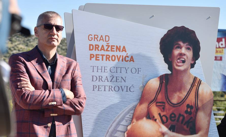 Šibenik: Na ulazu u grad postavljena tabla s natpisom Šibenik - Grad Dražena Petrovi?a