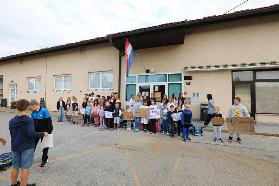 Zagreb: Prosvjed roditelja i djece Donjeg Dragonošca koja nastavu pohađaju u vatrogasnom domu