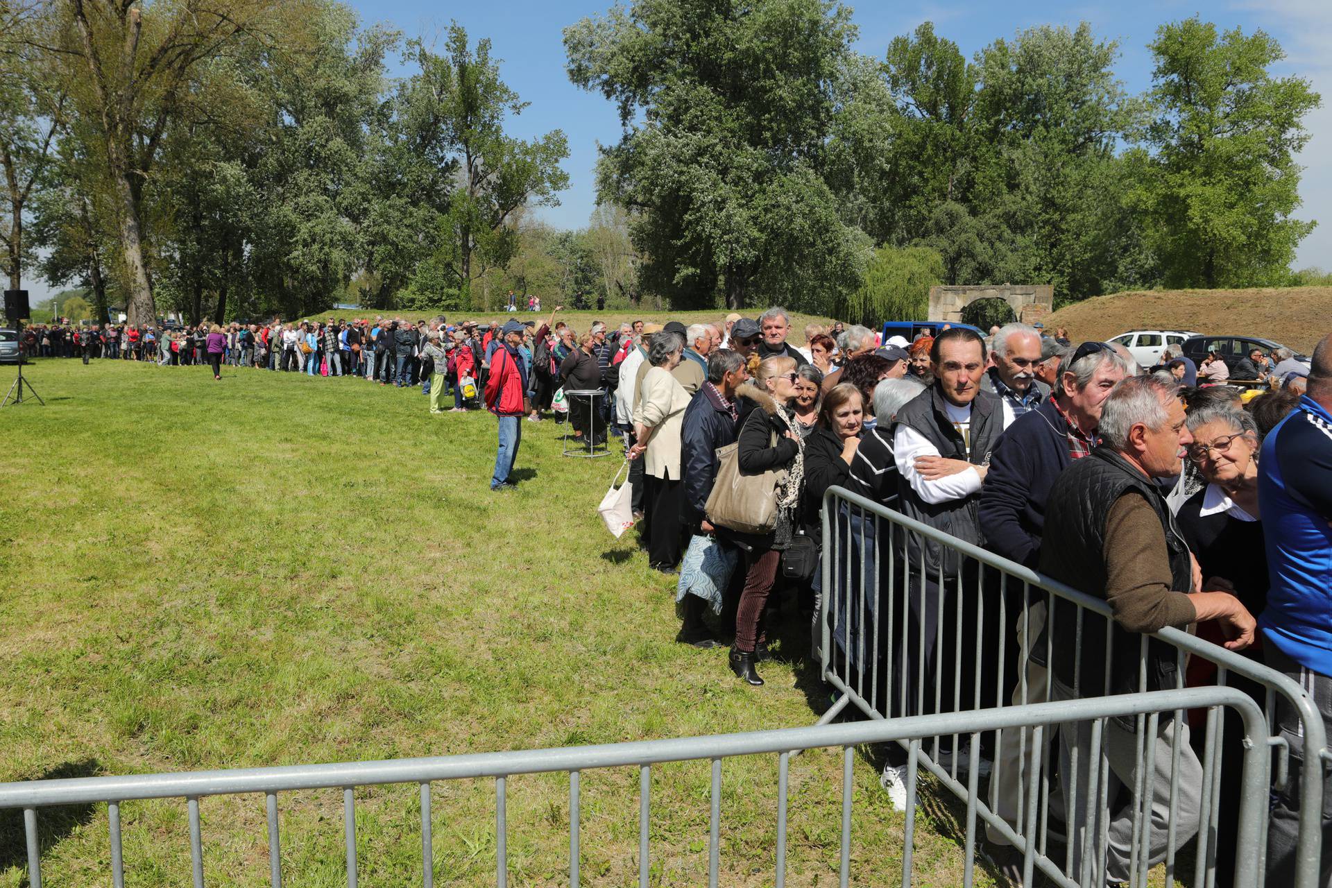 Osijek: Članovi Udruge majstora kotlića Slavonije i Baranje pripremili 2500 porcija graha  