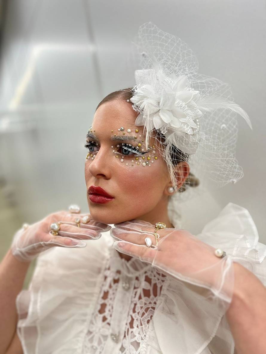 Prvakinja sam u šminkanju i mama četvero djece. U salonu radim i petkom i svetkom...