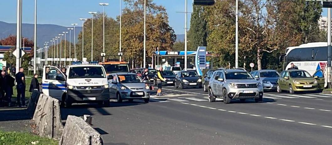 FOTO Krš i lom u Zagrebu: Sudarila se po dva automobila