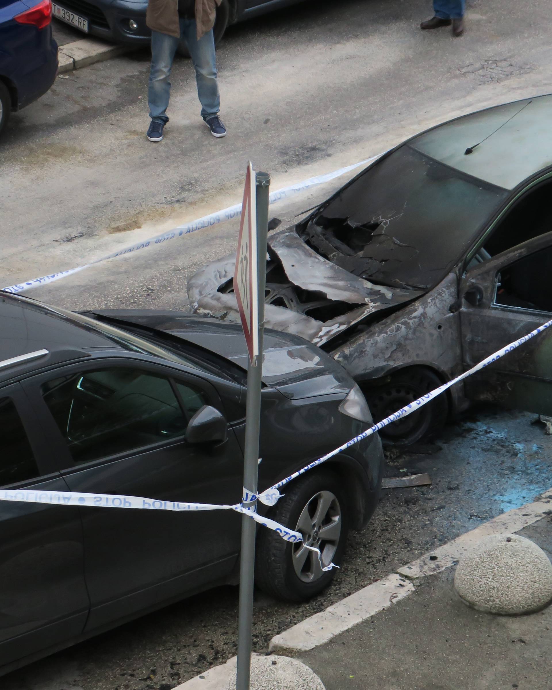 U Splitu u noći izgorjela dva auta, gasilo ih 8 vatrogasaca