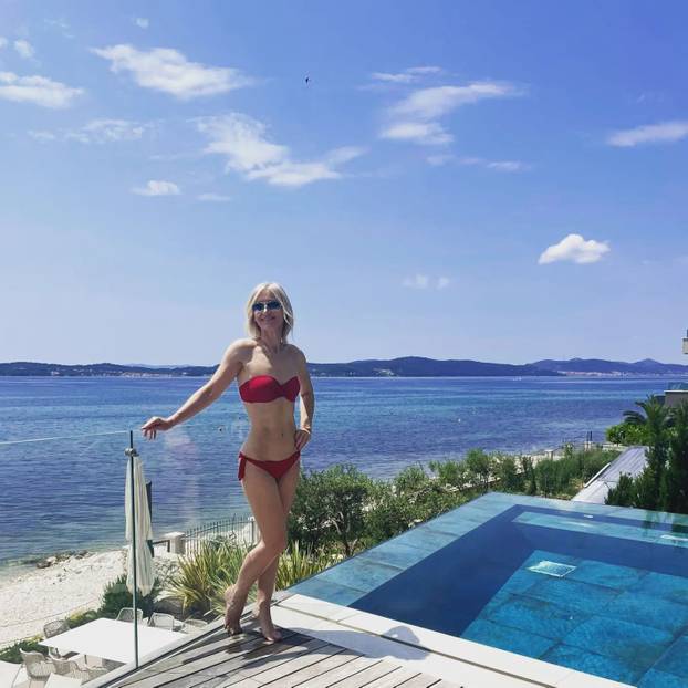 FOTO Koja linija! Uršula Tolj se brčkala u bazenu pa pokazala besprijekornu figuru u bikiniju