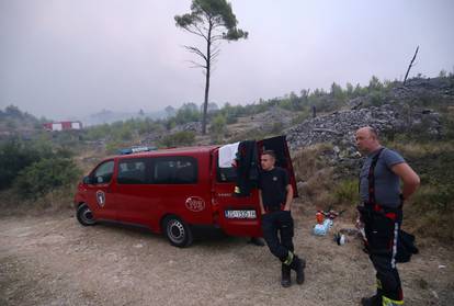 FOTO Umorni heroji: Vatrogasci dočekali jutro na požarištu, leže po travi, spavaju na klupama