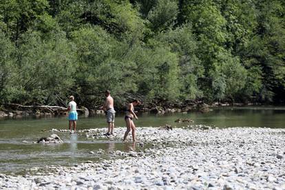 Brod na Kupi: Izletnici potražili osvježenje od ljetnih vrućina na rijeci Kupi u Gorskom kotaru