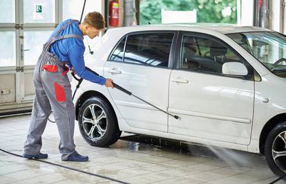 Pranje automobila kod kuće  troši jako puno vode: Autopraonice su bolja opcija