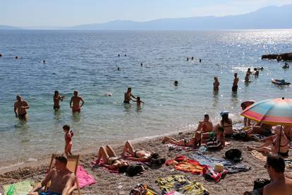 Rijeka: Gradske plaže na Pećinama pune su kupača