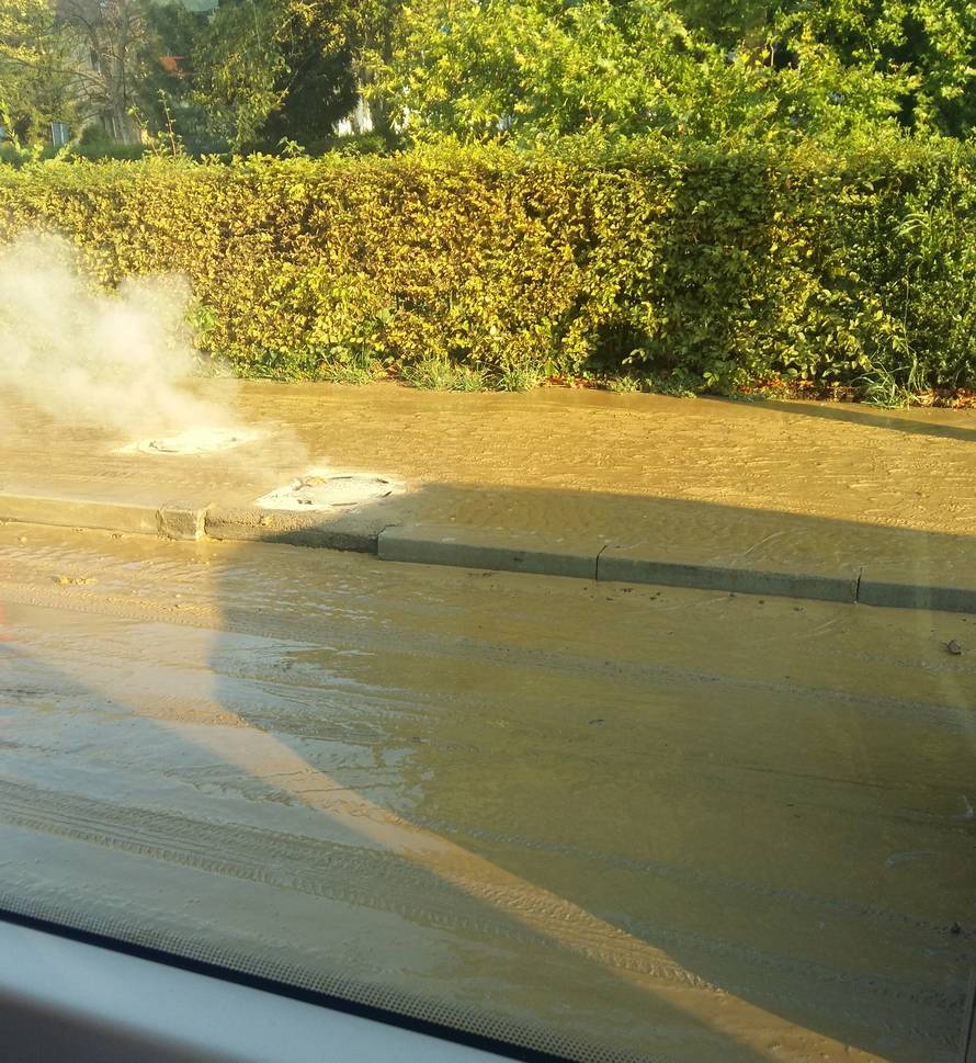 Bukovačka je bila pod vodom: Upao u rupu i skoro se utopio