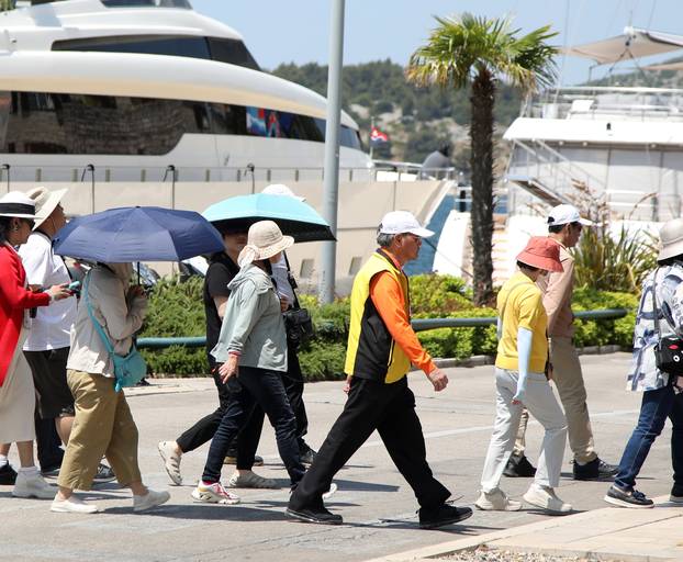 Šibenik: Po najve?oj temperaturi turisti razgledavaju ljepote grada