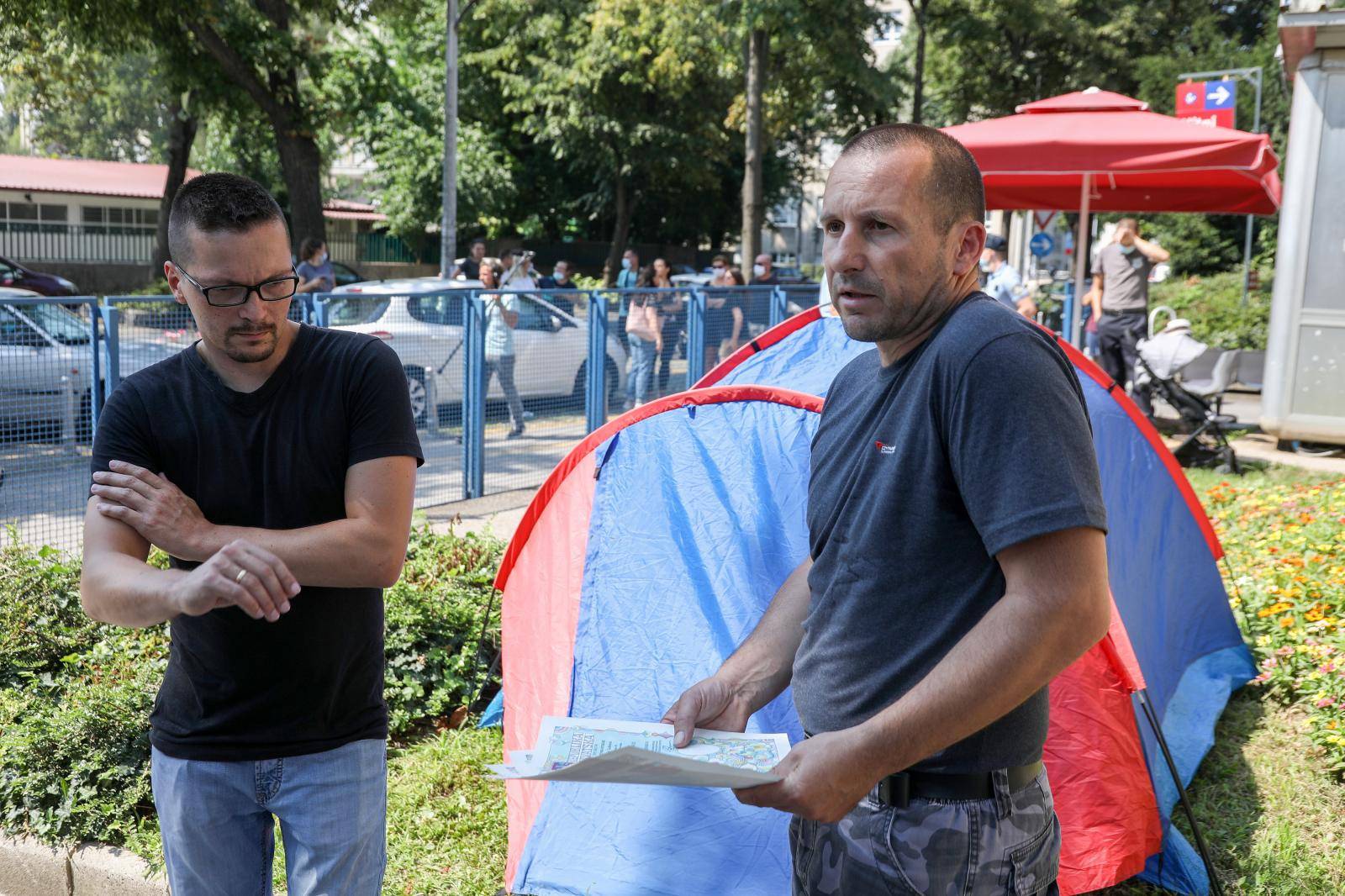 Zagreb: U znak protesta postavio šator ispred Klinike za dječje bolesti u Klaićevoj
