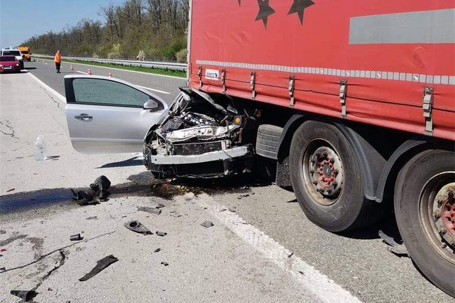 FOTO STRAVA NA A3 Autom se zabio u kamion koji je stajao u koloni. Poginuo muškarac (65)