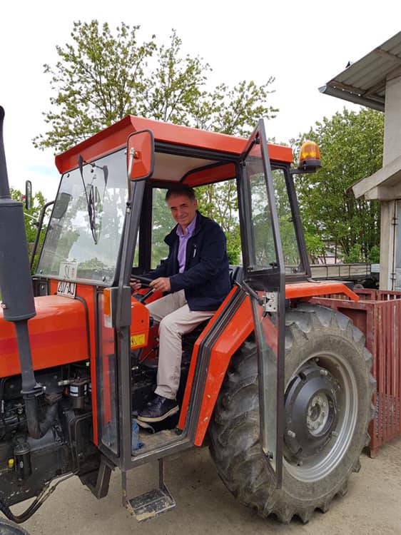 Pupovac sjeo na traktor i hvali se kako na njemu 'ide u Brisel'