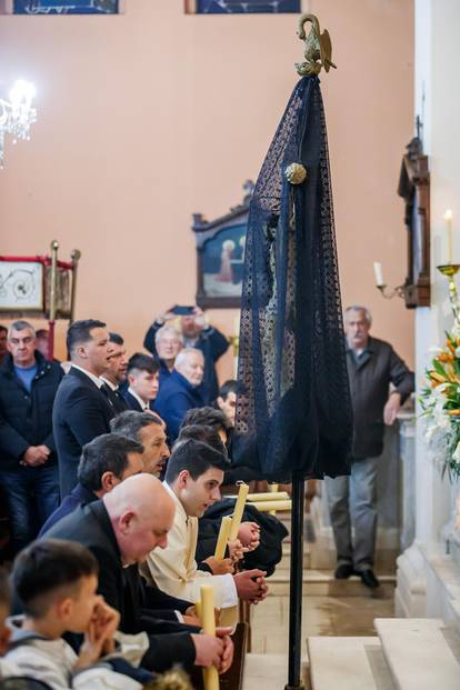 FOTO  Na Hvaru održali noćnu procesiju 'Za Križen'. Tradicija duga više od 500 godina...