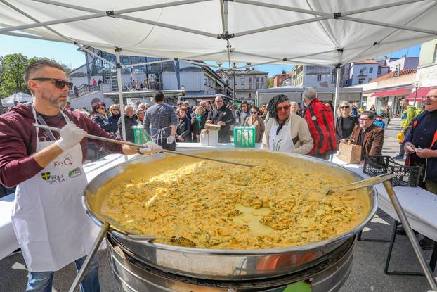 Na pulskoj tržnici propremljena fritaja od 1500 jaja i 10 kilograma šparoga