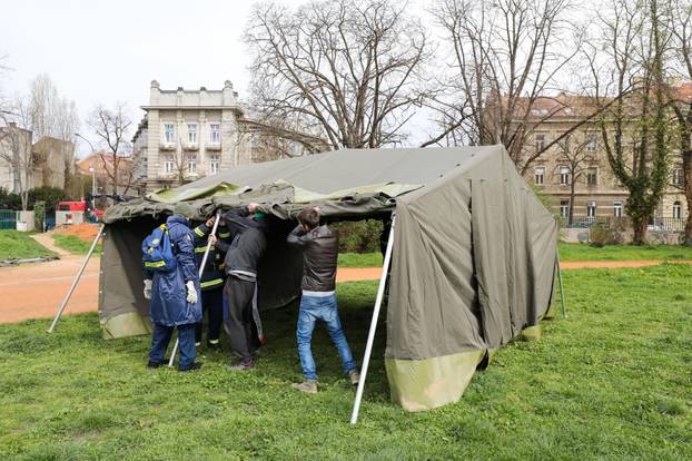 Zagreb: Podizanje šatora na srednjoškolskom igralištu iza Mimare