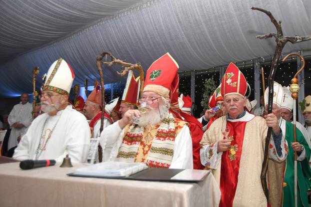 Križevci: Krštenje vina okupilo je 50-ak biskupa Svetih Martina iz cijele Hrvatske