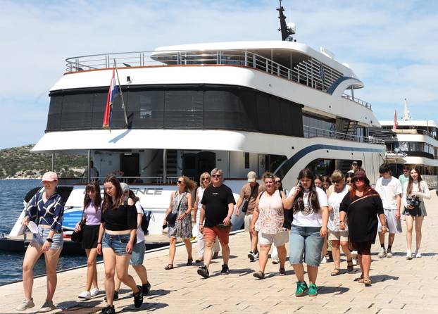 Šibenik: Kruzeri i turisti okupirali šibensku rivu