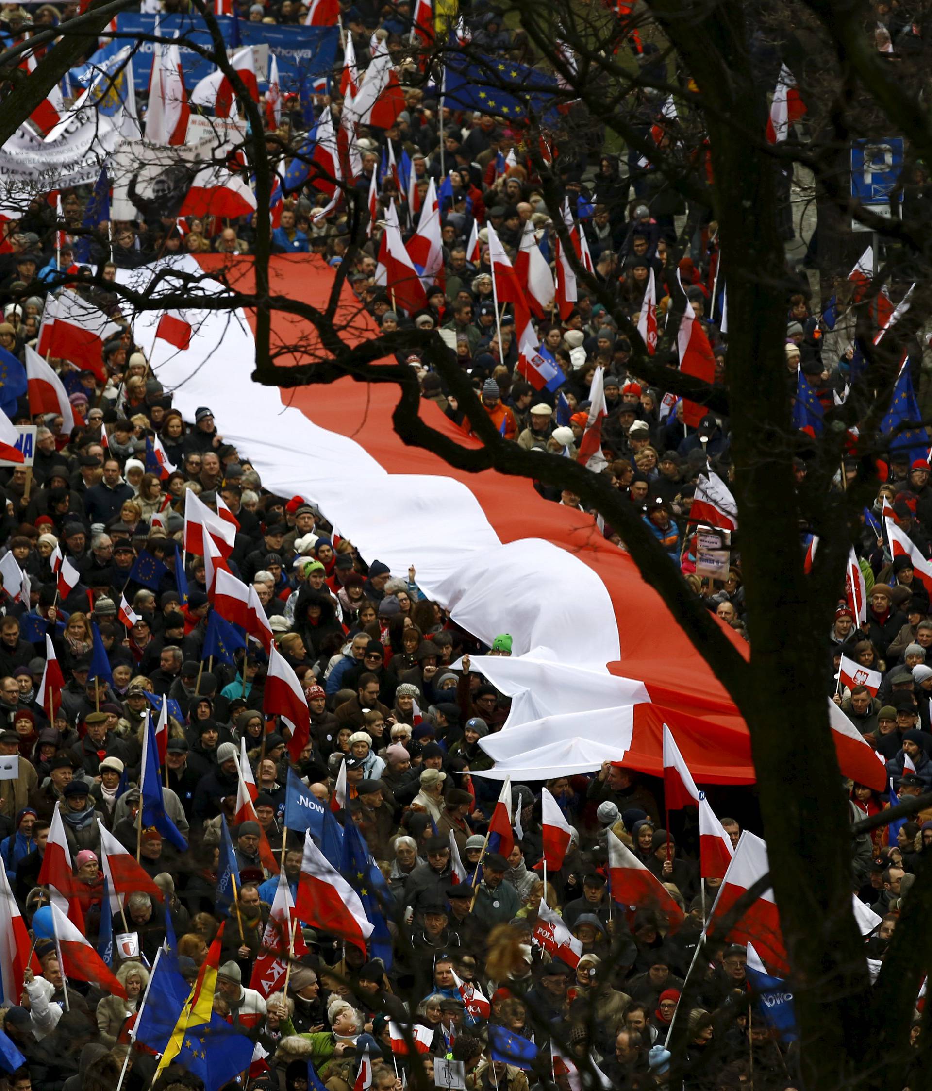 Zbog ustavne krize na ulicama Varšave deseci tisuća Poljaka