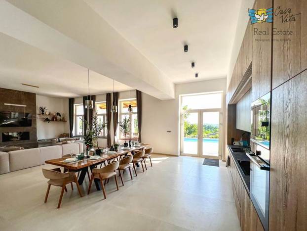 FOTO Počeli graditi grčki hram pa se predomislili? Neobična vila kod Poreča osvaja izgledom