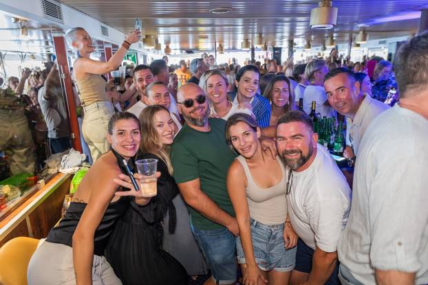 Split: Atmosfera na trajektu koji vozi na koncert Trag u beskraju