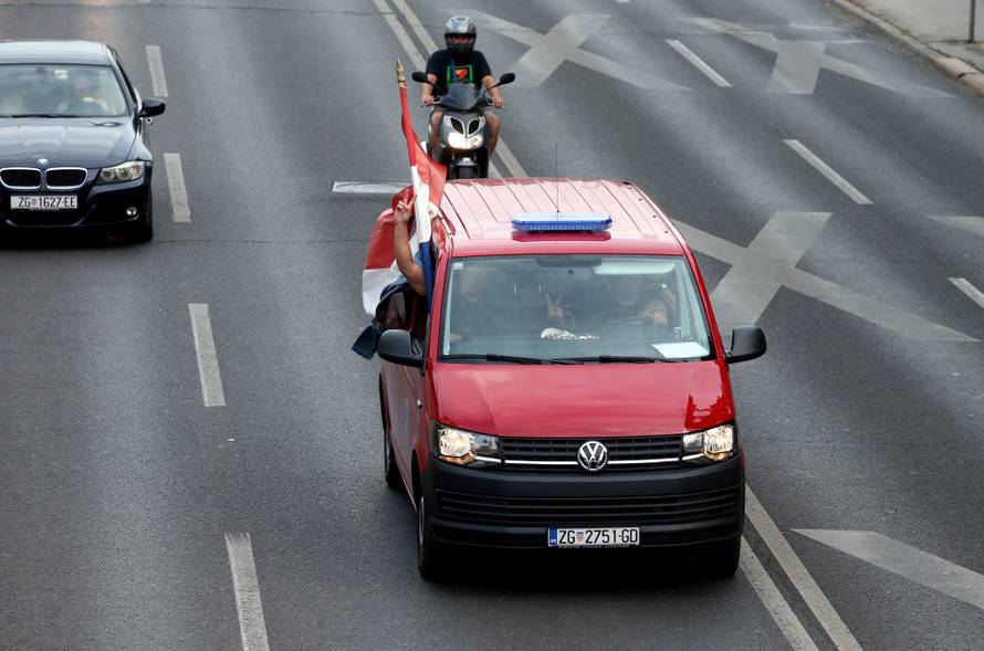 Zagrebački vatrogasci se uz zvukove sirena vratili u Savsku