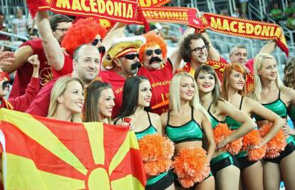 Navijačice tješile makedonske navijače nakon poraza u Areni