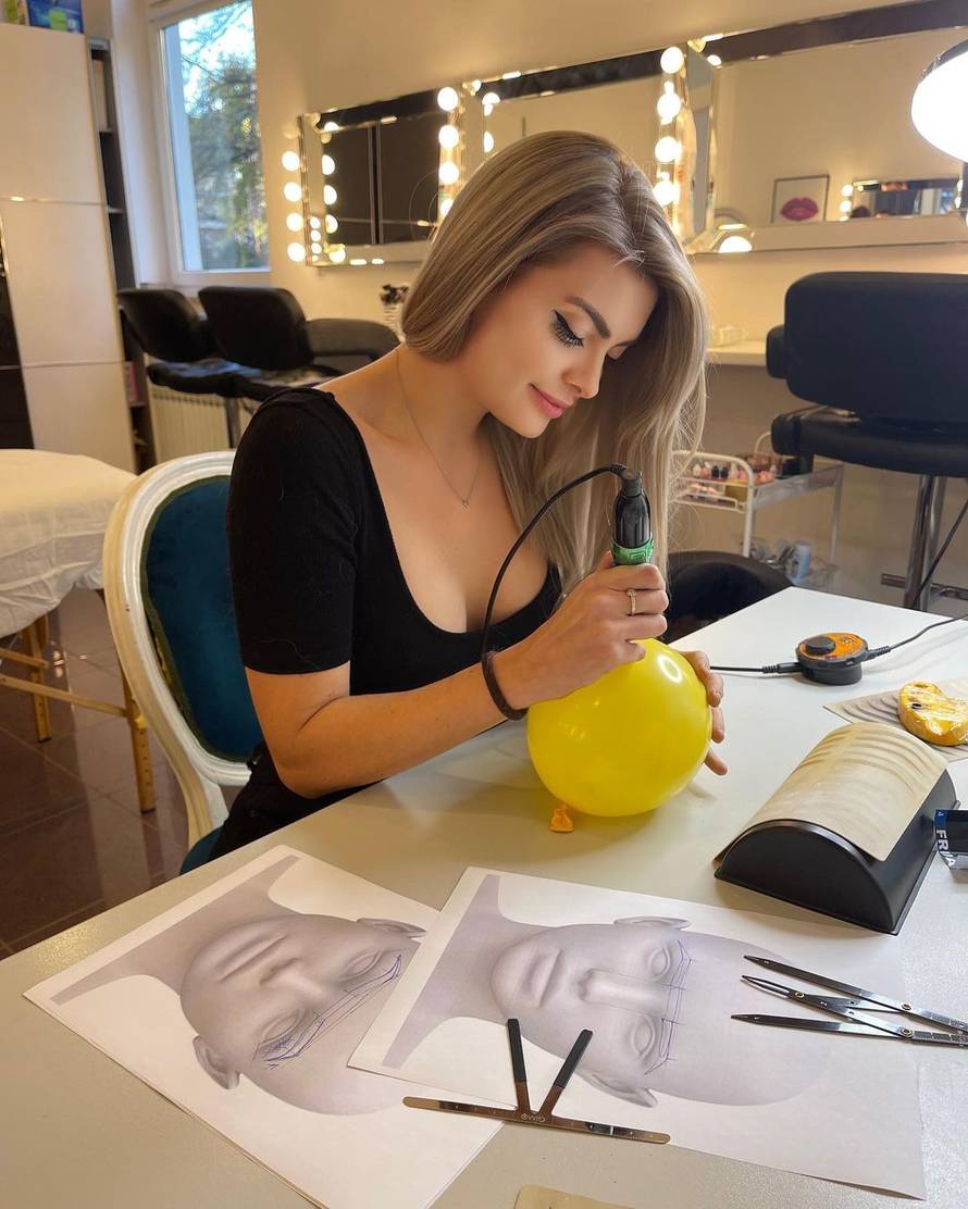 Ella se pohvalila novim grudima u videu: 'Opa! Dobar je dekolte'