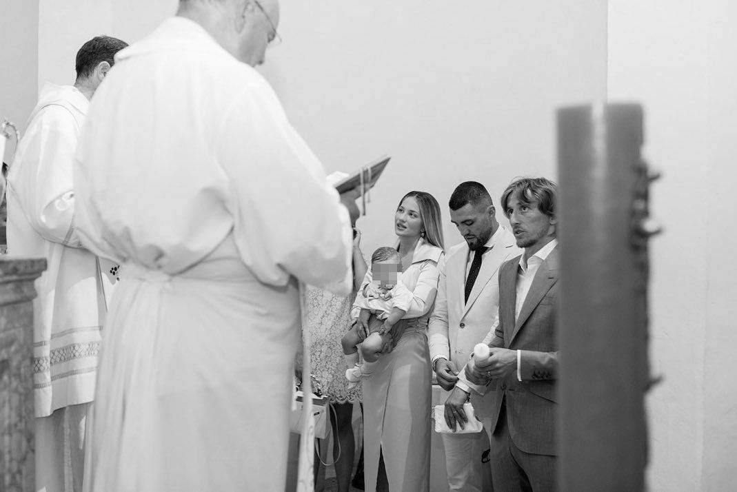 Mateo Kovačić objavio nove fotke s krštenja, kum Luka  s ponosom drži malenog Ivana