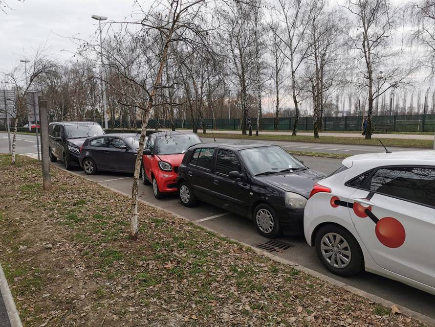 'Netko je udario u automobil pa usput oštetio još pet vozila...'