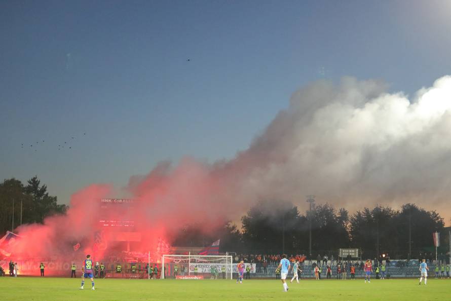 Vinkovci: Torcida bakljama gađala navijače Cibalije