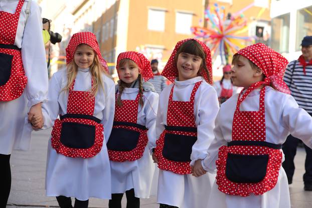 Rijeka: Tisuće maškara na Dječjem karnevalu.