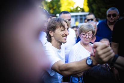 FOTO Modrić je stigao u Mostar! Luku su dočekale stotine djece