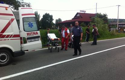 Motociklistu u sudaru s autom u Rakovici polomljene su noge