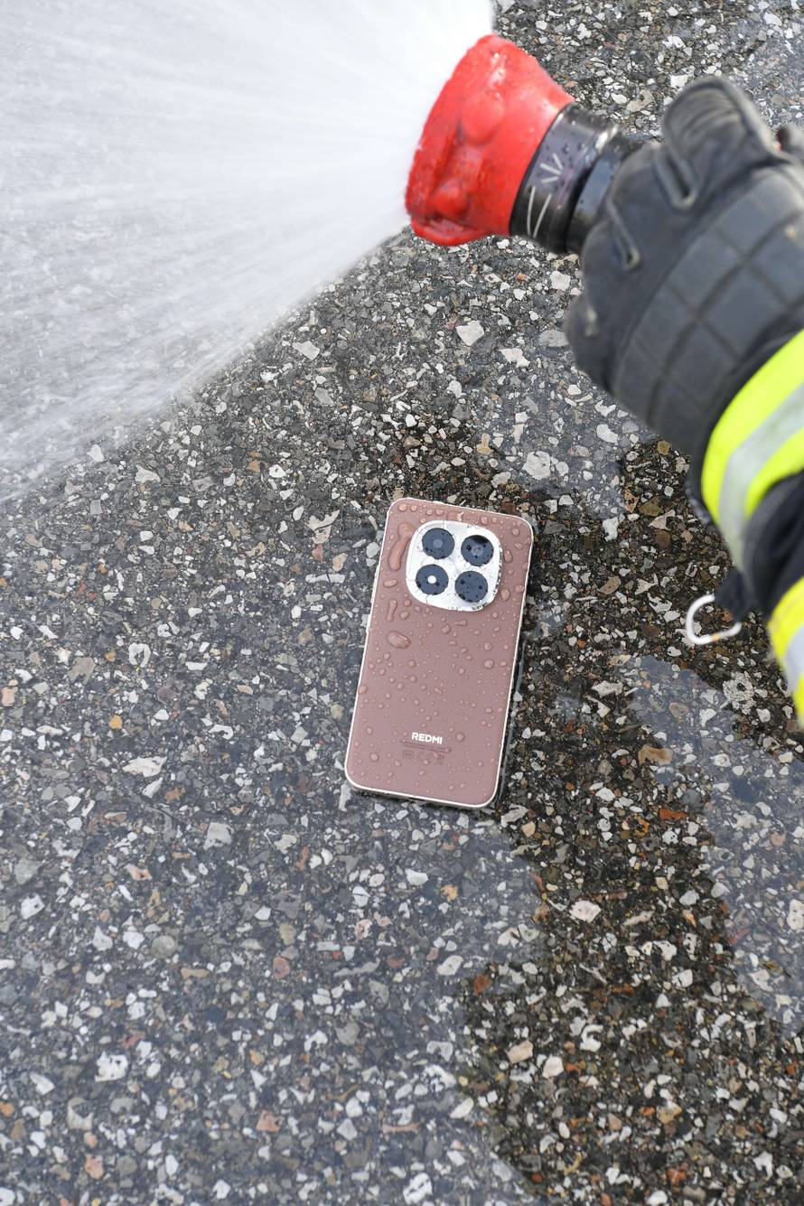 Titan otpornost za istinske heroje: vatrogasci u kampanji za novu REDMI Note 15 seriju