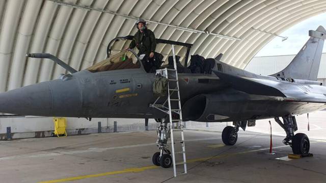 Hrvatski vojni piloti izveli u Francuskoj prve samostalne letove na avionima Rafale