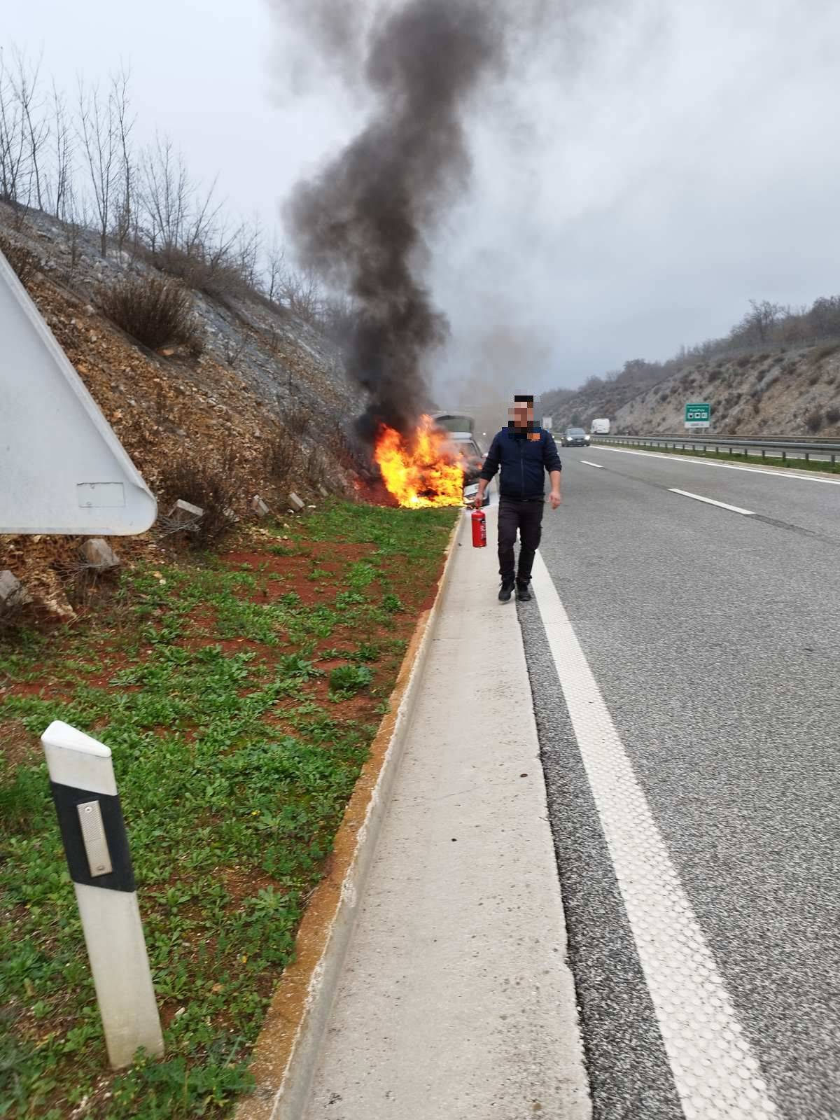 VIDEO Izgorio auto na ulasku u Pulu, vatrogasci ugasili požar