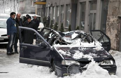 Snijeg pao s krova u Sarajevu te je potpuno uništio automobil