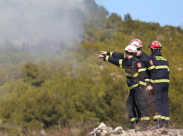 PoÅ¾ar noÅ¡en orkanskom burom spuÅ¡ta se prema prvim kuÄama