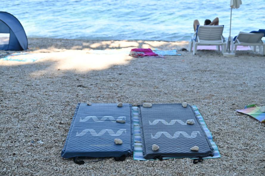 Baška Voda: Reportaža o problemu s ležaljkama na plaži