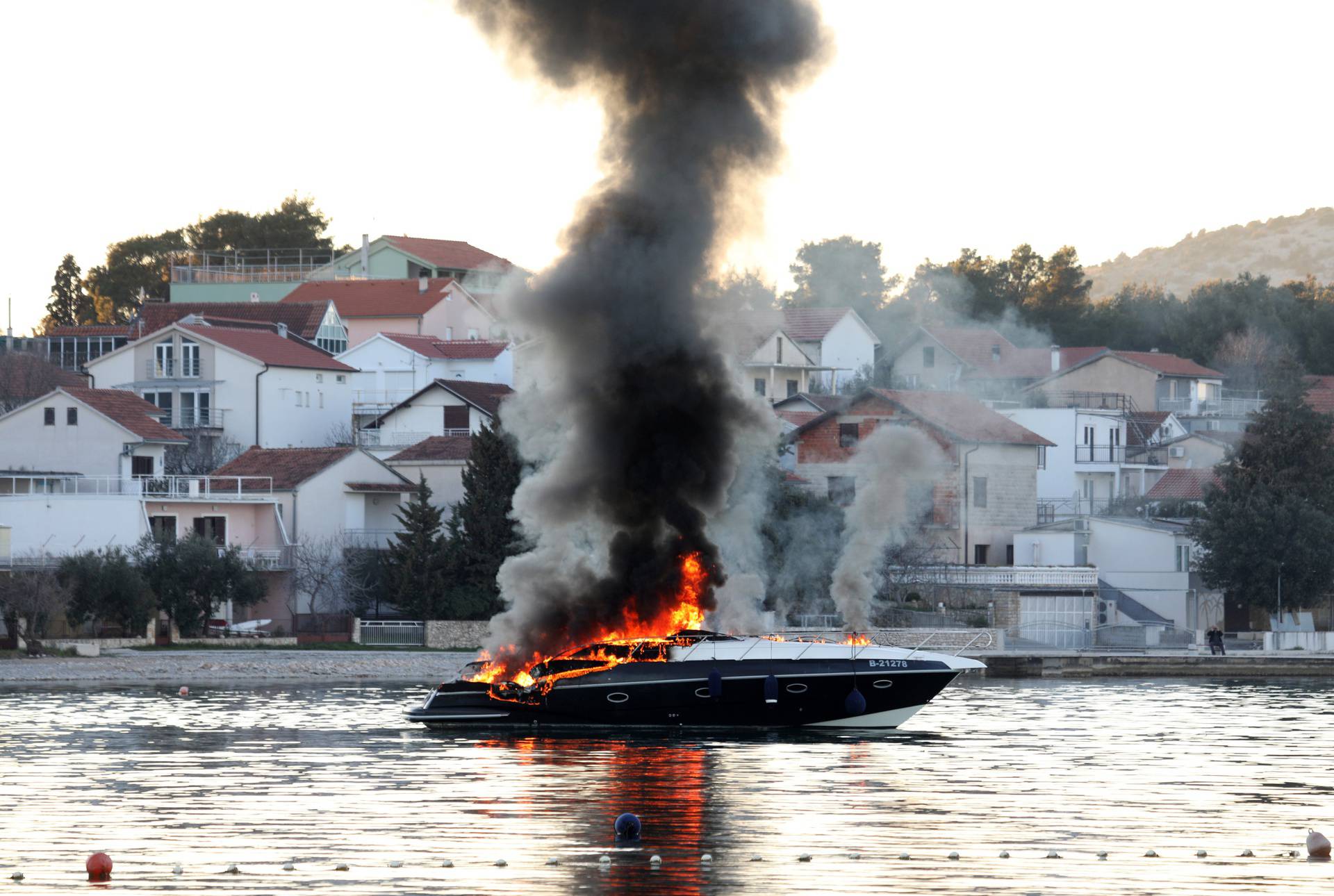 Buktinja u moru kod Šibenika: Zapalila se motorna jahta, gusti crni dim došao je do marine