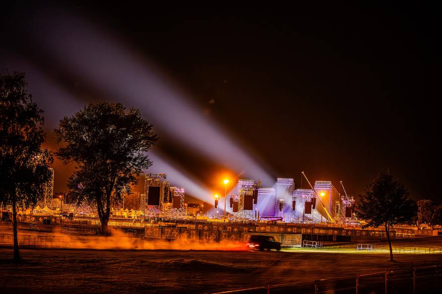 Zagreb: Spektakularna svjetlosna proba na Hipodromu uoči Thompsonovog koncerta