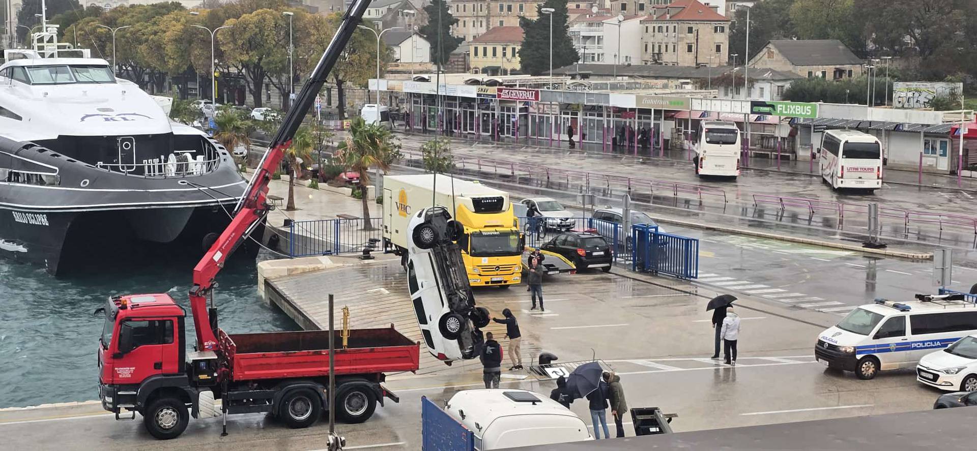 FOTO Automobil s dva putnika upao u more kod splitske luke