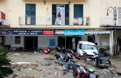 U Italiji nakon odrona tla na otoku Ischiji potvrđena smrt žene, a traga se za deset ljudi