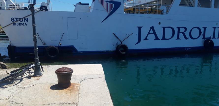 Nasukao se trajekt: Udario je u rivu, dvoje ljudi je ozlijeđeno...