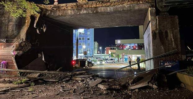 FOTO Pogledajte kako se srušio most u BiH: Obustavljen je i promet na granici...