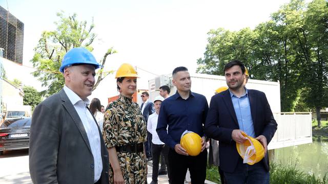 Petrinja: Ministar Bačić u pratnji gradonačelnice Komes obišao radove te klizišta koja se saniraju