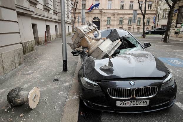 Zagreb: Nakon ju?erašnjeg potresa po gradu su još uvijek razbijeni automobili 