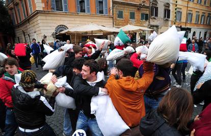 Rim: Stotinjak ljudi se "borilo" jastucima u središtu grada