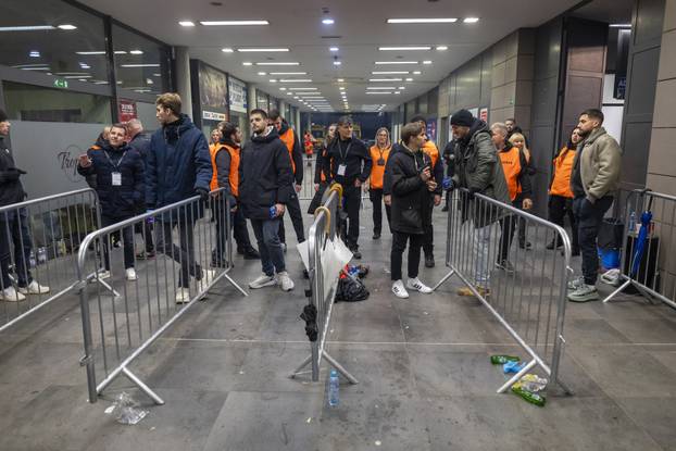 Osijek: Gužva ispred SD Gradski vrt, koncert Thompsona prvi u nizu dvoranskih koncerata.